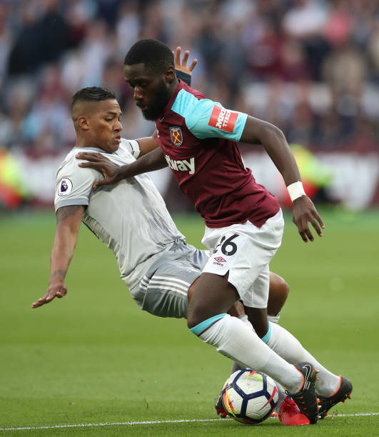 他在接受采 他在接受采